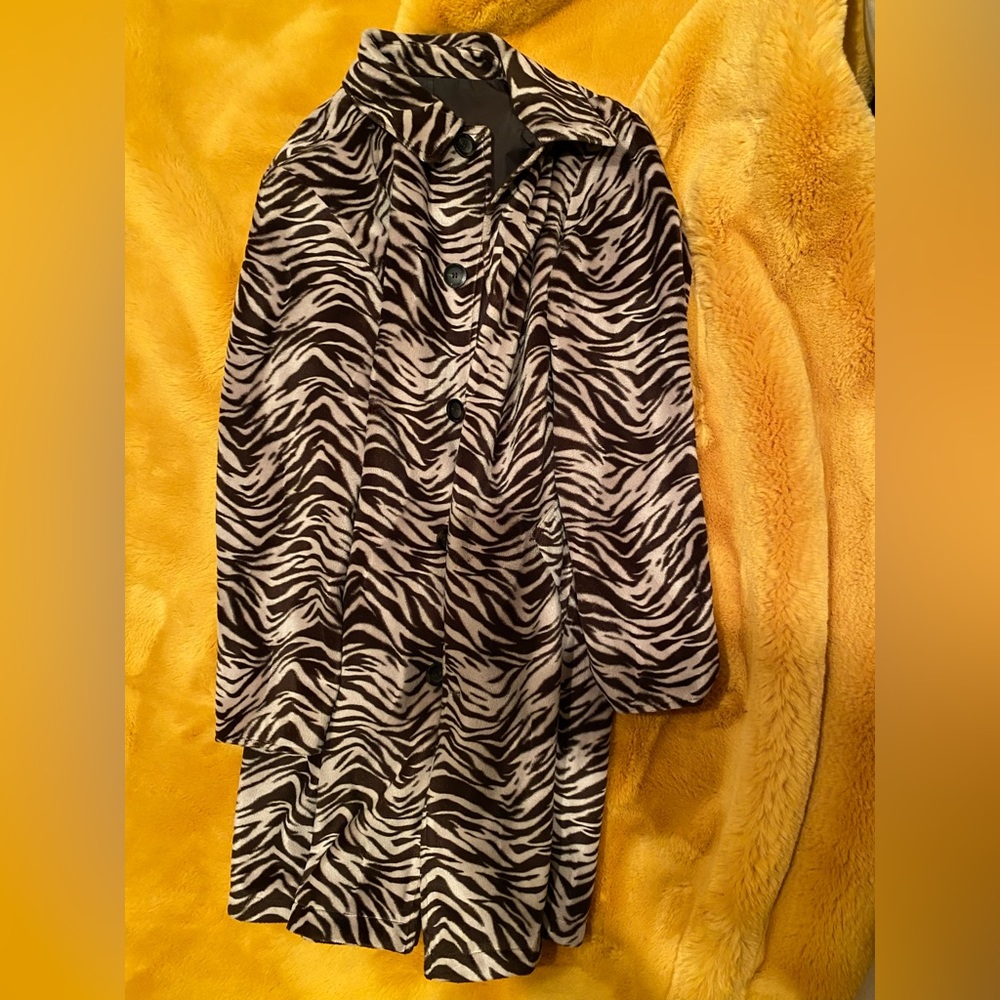 GALLERY Womens Rain Coat Size M-L Long Lenght Leopard Animal Print Preowned